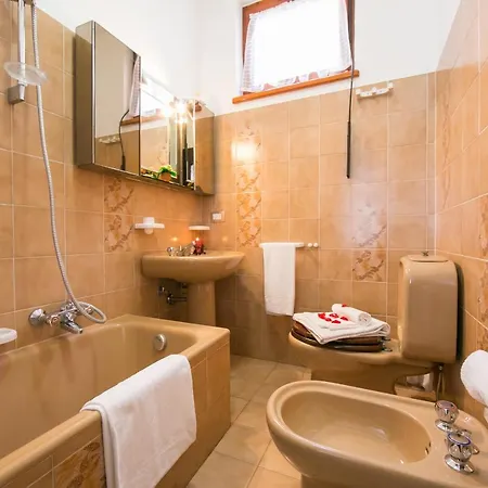 Colonno Sleeps 4 * Сала-Комачина